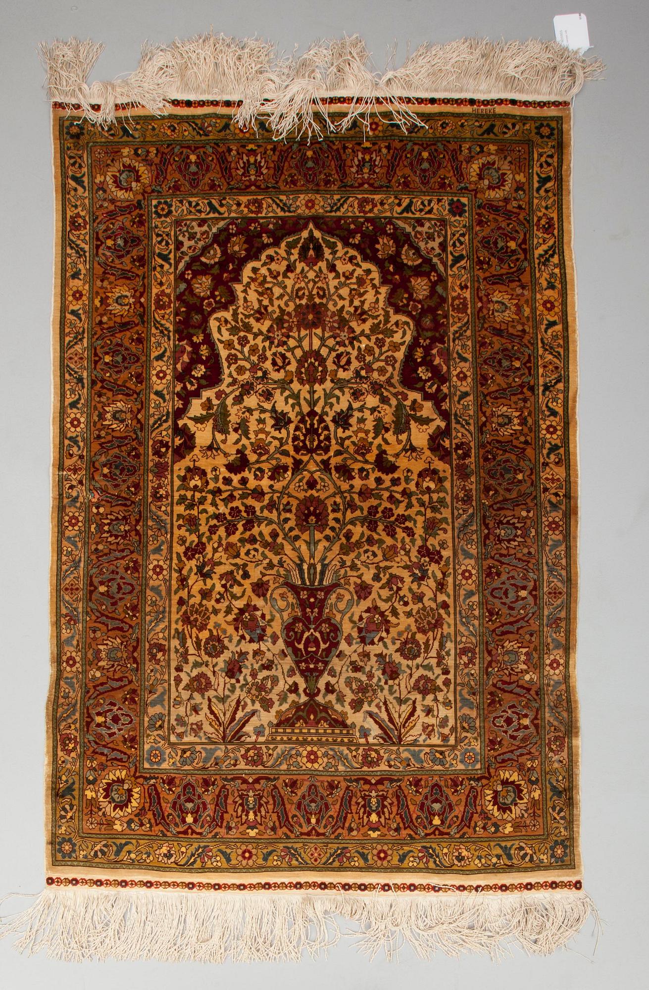 BÖNEMATTA, Hereke, silke. Ca 116x85 cm.