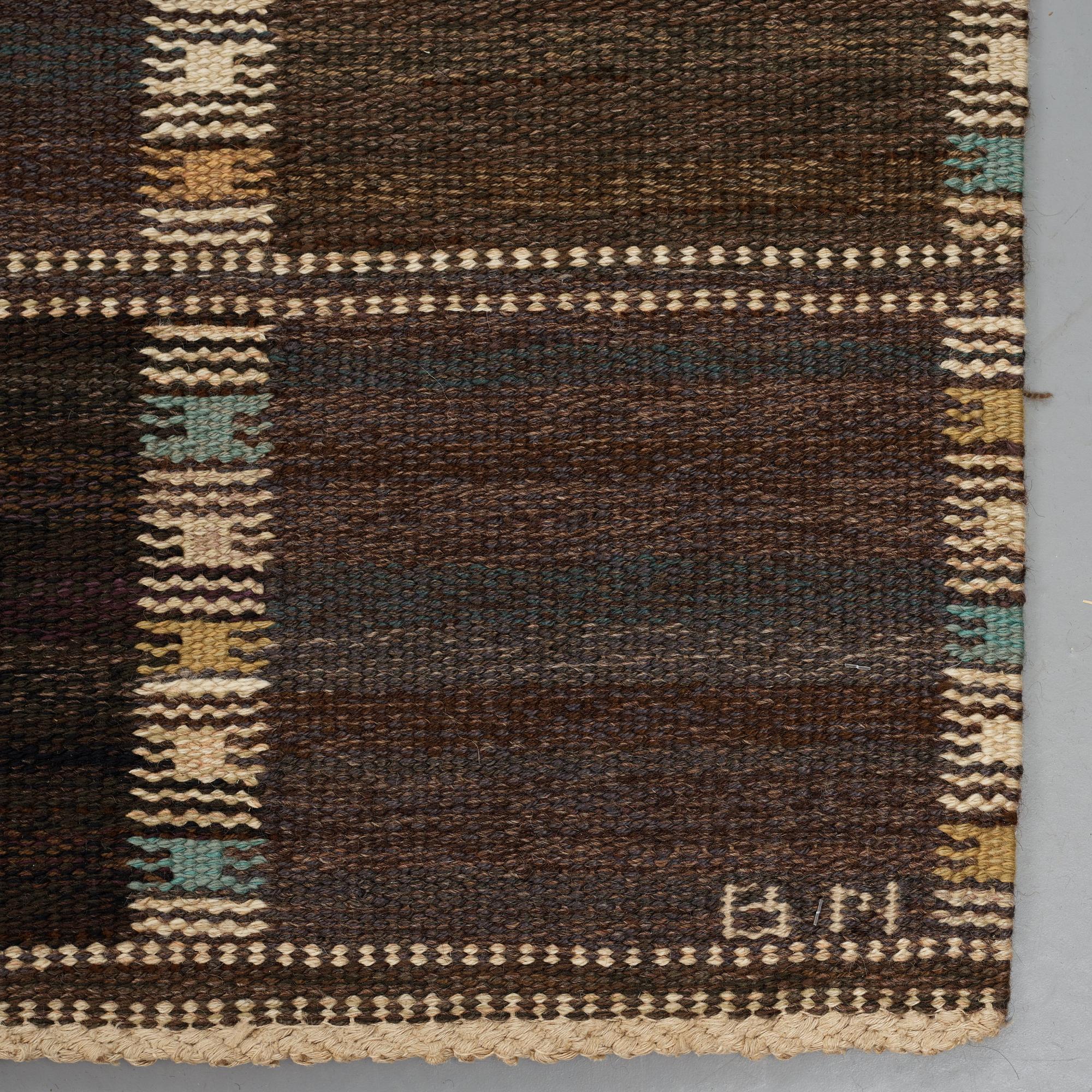 Barbro Nilsson, Matta, "Falurutan mörk", rölakan, ca 278 x 198-202 cm, signerad AB MMF BN.