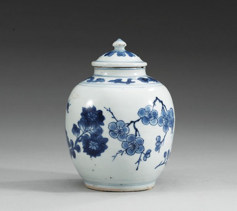 A blue and white Transitional jar with cover, 17th Century.