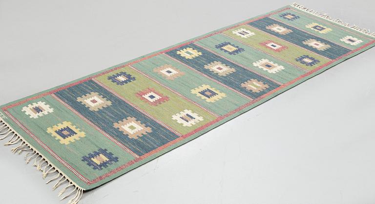 Märta Måås-Fjetterström, a runner, "Grön äng", flat weave, ca 284,5 x 94,5 cm, signed AB MMF.