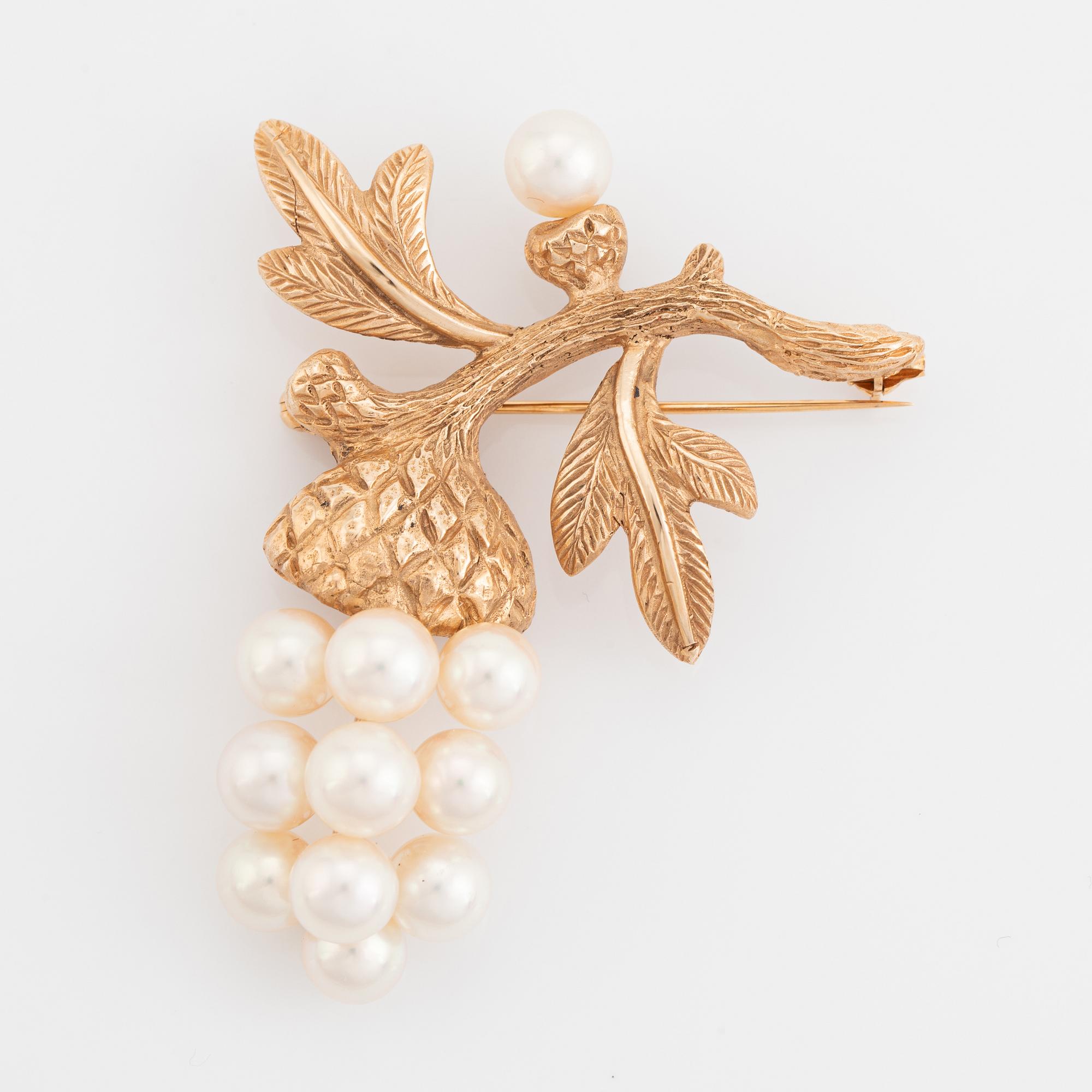 Brosch, 14K guld med japanska saltvattenspärlor.