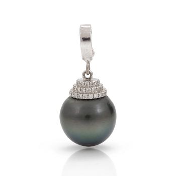 A cultured tahiti pearl and brilliant cut diamond pendant. Total carat weight of diamonds circa 0,58 cts.