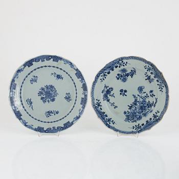 A group of five Chinese porcelain dishes, Qing dynasty, 18th Century.