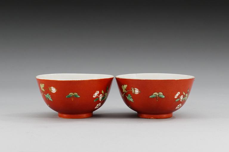 A pair of coral red ground enamelled bowls, Qing dynasty (1644-1912), with Daoguang´s seal mark.