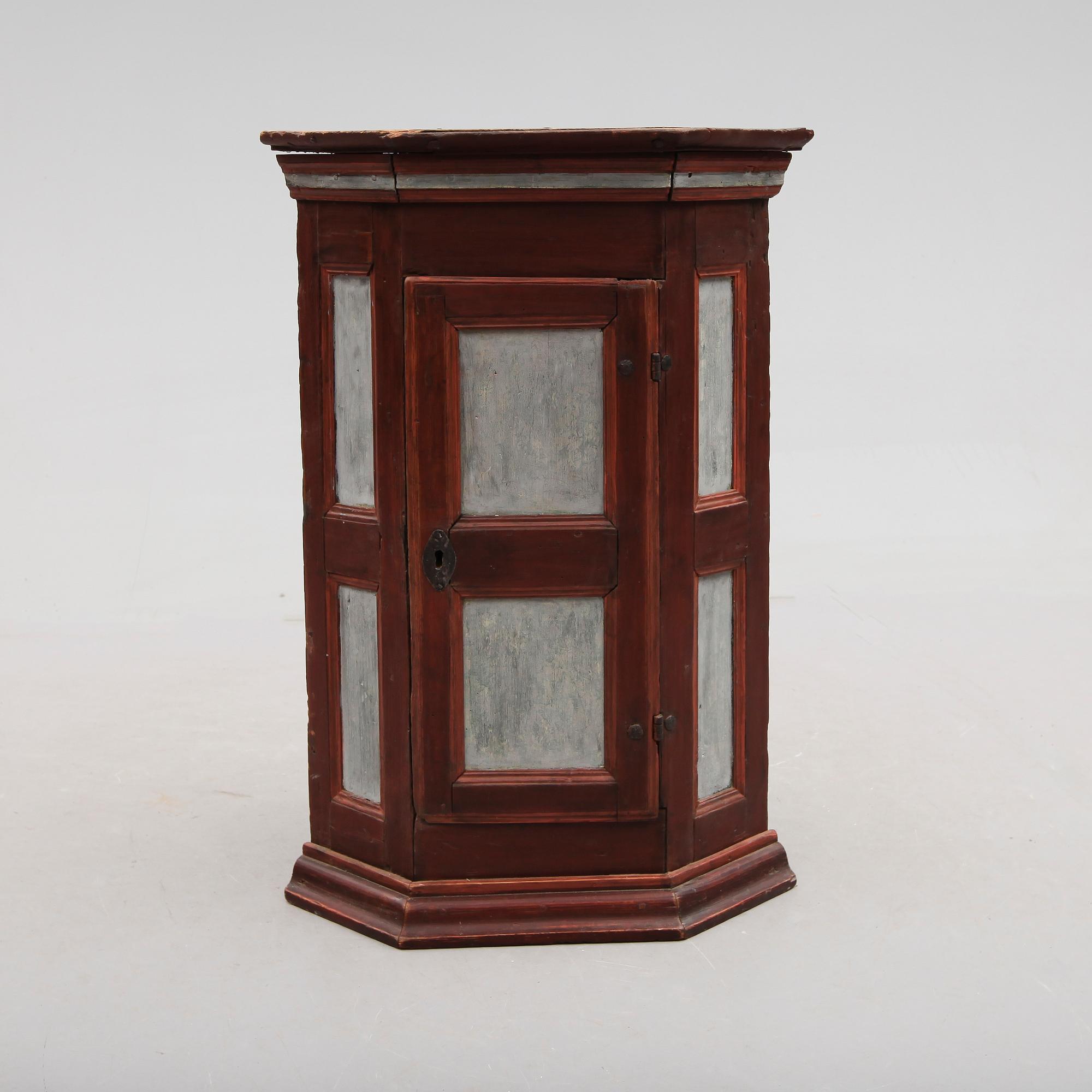 HÖRNHÄNGSKÅP, allmoge, 1700-/1800-tal.