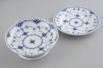 46 pieces of "Musselmalet" porcelain table ware, by Royal Copenhagen, first half/mid 20th century.