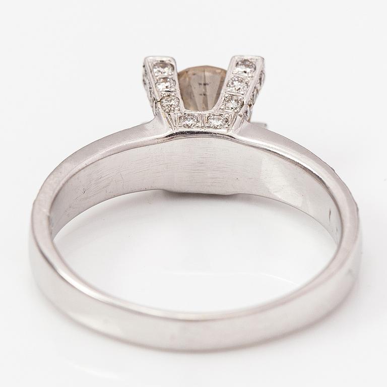 Ring, 18K vitguld, diamanter ca 1.55 ct tot.