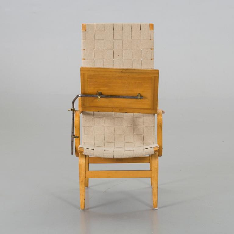 BRUNO MATHSSON - FÅTÖLJ, 'Eva, hög', med läsbord, 1950-60-tal.