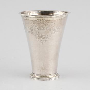 A silver cup by Anders Schotte, active in Uddevalla 1760-1806, weight 263 g.