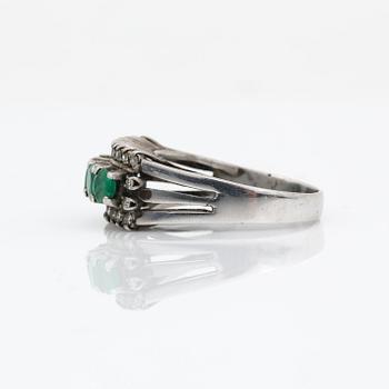 RING, 18 k vitguld, diamanter samt smaragder. 1900-tal. Totalvikt ca 5 gram.