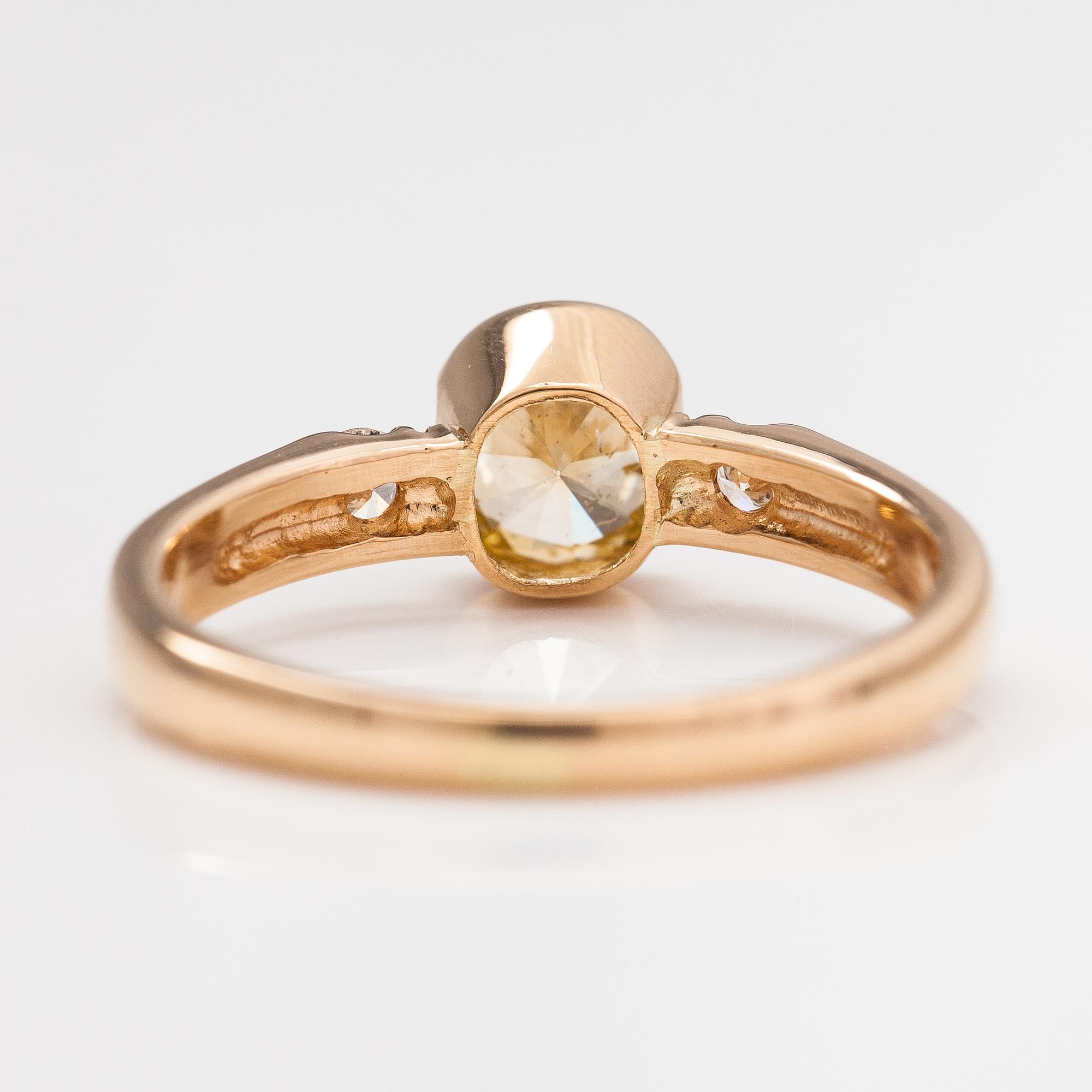 Ring, 18K guld och diamanter ca 1.01 ct tot. AIG-certifikat.