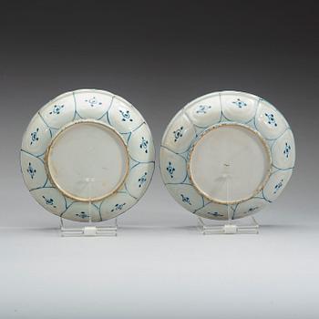 A pair of two blue and white kraak dishes, Ming dynasty Wanli (1572-1620).