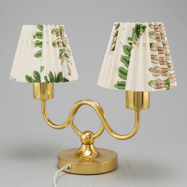 JOSEF FRANK, bordslampa, modell 2483, Firma Svenskt Tenn, 1900-talets andra hälft.