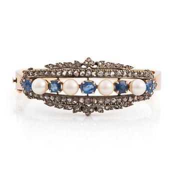 557. An 18K gold bracelet set with cultured pearls, faceted sapphires and rose-cut diamonds.