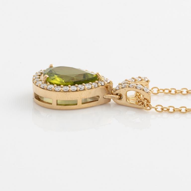 Necklace with pear-shaped peridot and brilliant-cut diamonds.