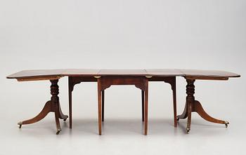 An English dinner table, beginning of the 20th century.