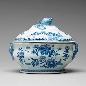 744. A blue and white tureen with cover,  Qing dynasty, Qianlong (1736-1795).