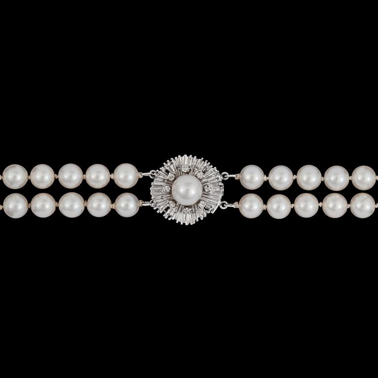 COLLIER, två rader odlade japanska pärlor, 6,4 mm, lås med små diamanter.