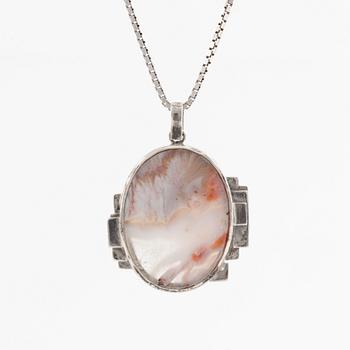 Claës E. Giertta, silver and agate pendant, with silverchain.