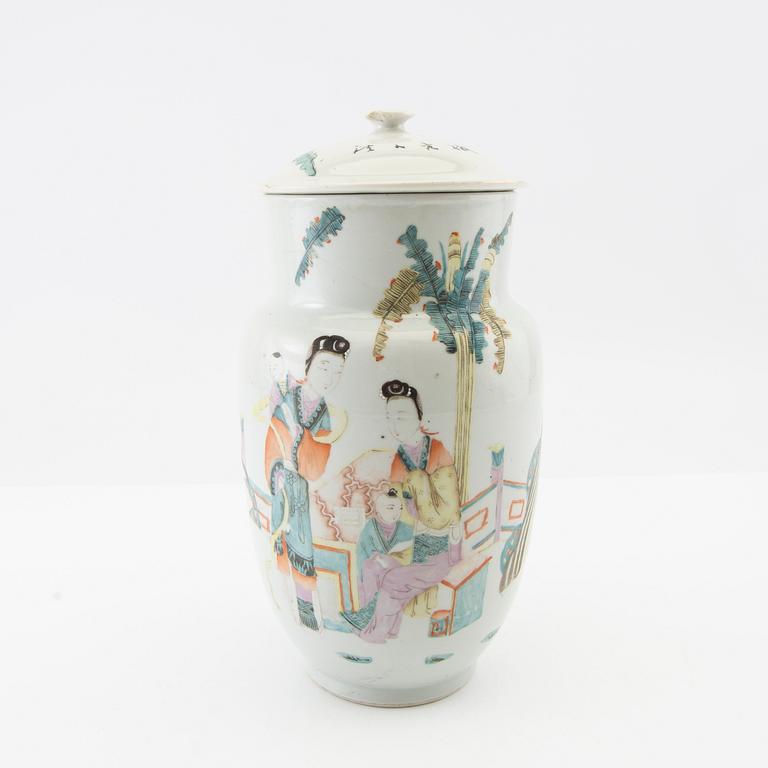 A group of Chinese porcelain, late Qing dynasty/20th Century.