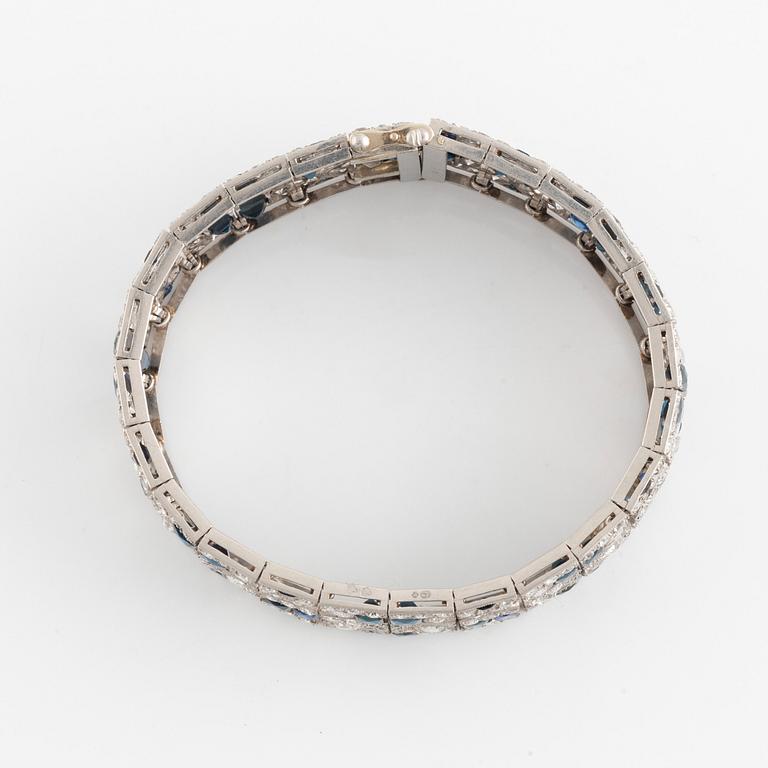 Armband platina med gammalslipade diamanter och trappslipade safirer.