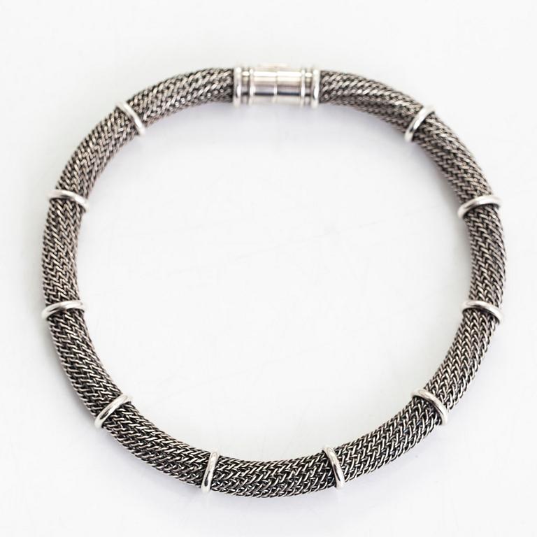 Saara Hopea, A silver collier. Ossian Hopea, Porvoo 1980.