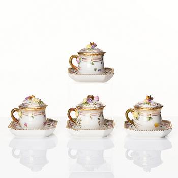 Cremekoppar med fat, fyra stycken, porslin. Royal Copenhagen, "Flora Danica", Danmark, 1900-tal.