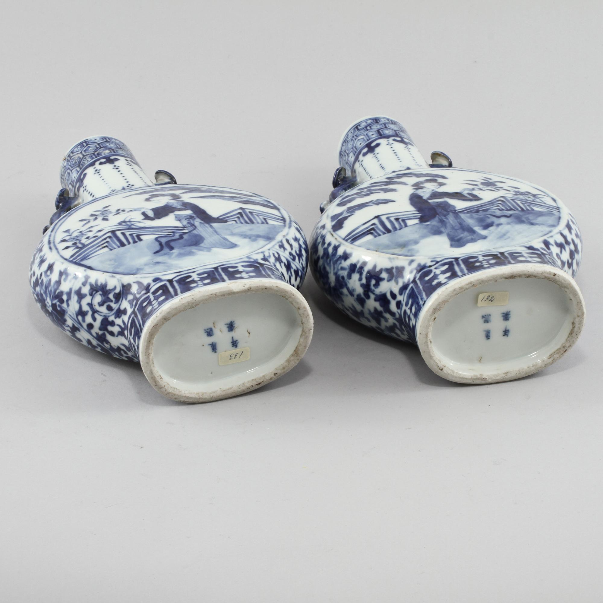 PILGRIMSKRUS, ett par, porslin, Kina, 1800-tal.