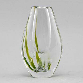 VAS, glas, Vicke Lindstrand, Kosta, signerad och numrerad 2G350, 1900-tal.