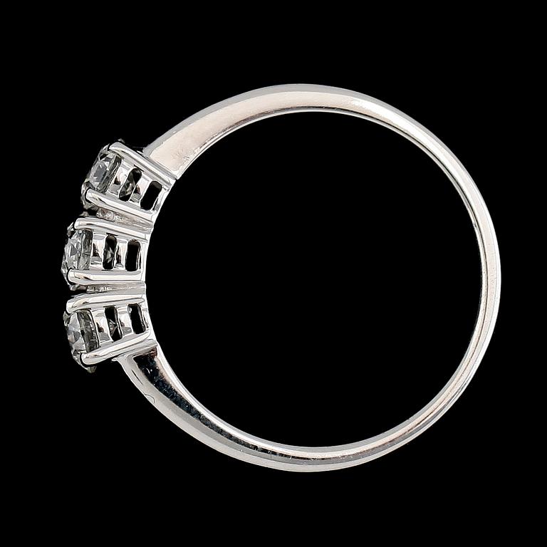 RING, 18K vitguld, 3 briljantslipade diamanter tot ca 0.97 ct.