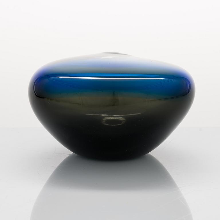 Timo Sarpaneva, a 'Sleeping bird' sculpture signed Timo Sarpaneva.