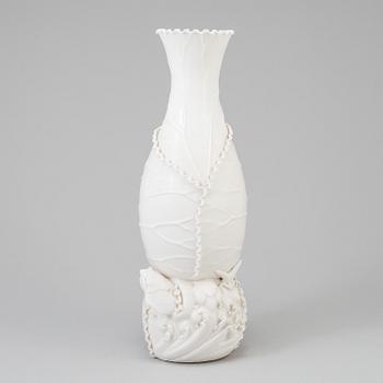 A Chinese 'dehua' blanc de chine porcelain vase, 20th century.