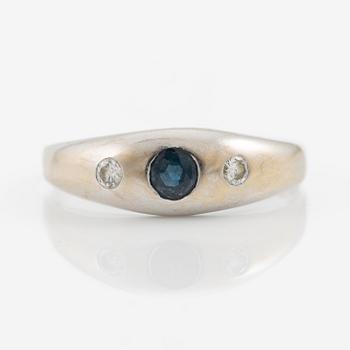 Ring, 18K white gold with sapphire and brilliant-cut diamonds.
