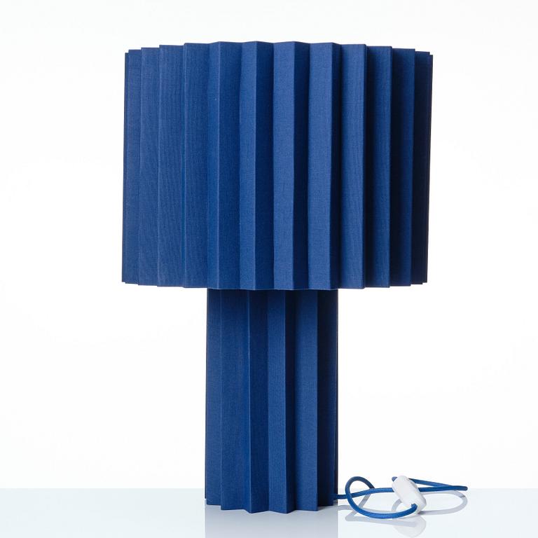 FOLKFORM, "L árt Plisse no 7", bordslampa, Studio Folkform 2022.