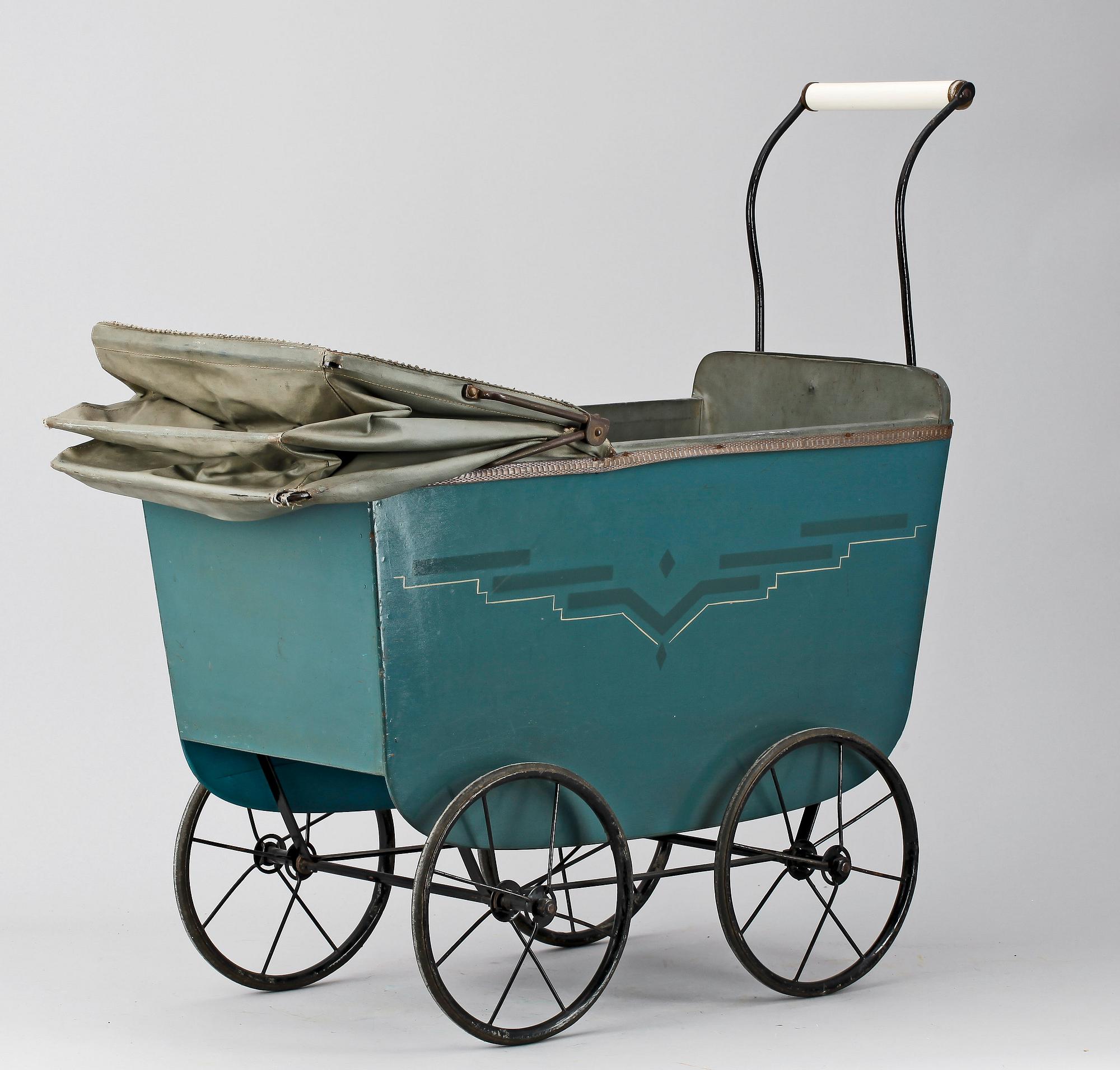 DOCKVAGN OCH DOCKMÖBLER, 6 delar, 1900-talets första hälft.