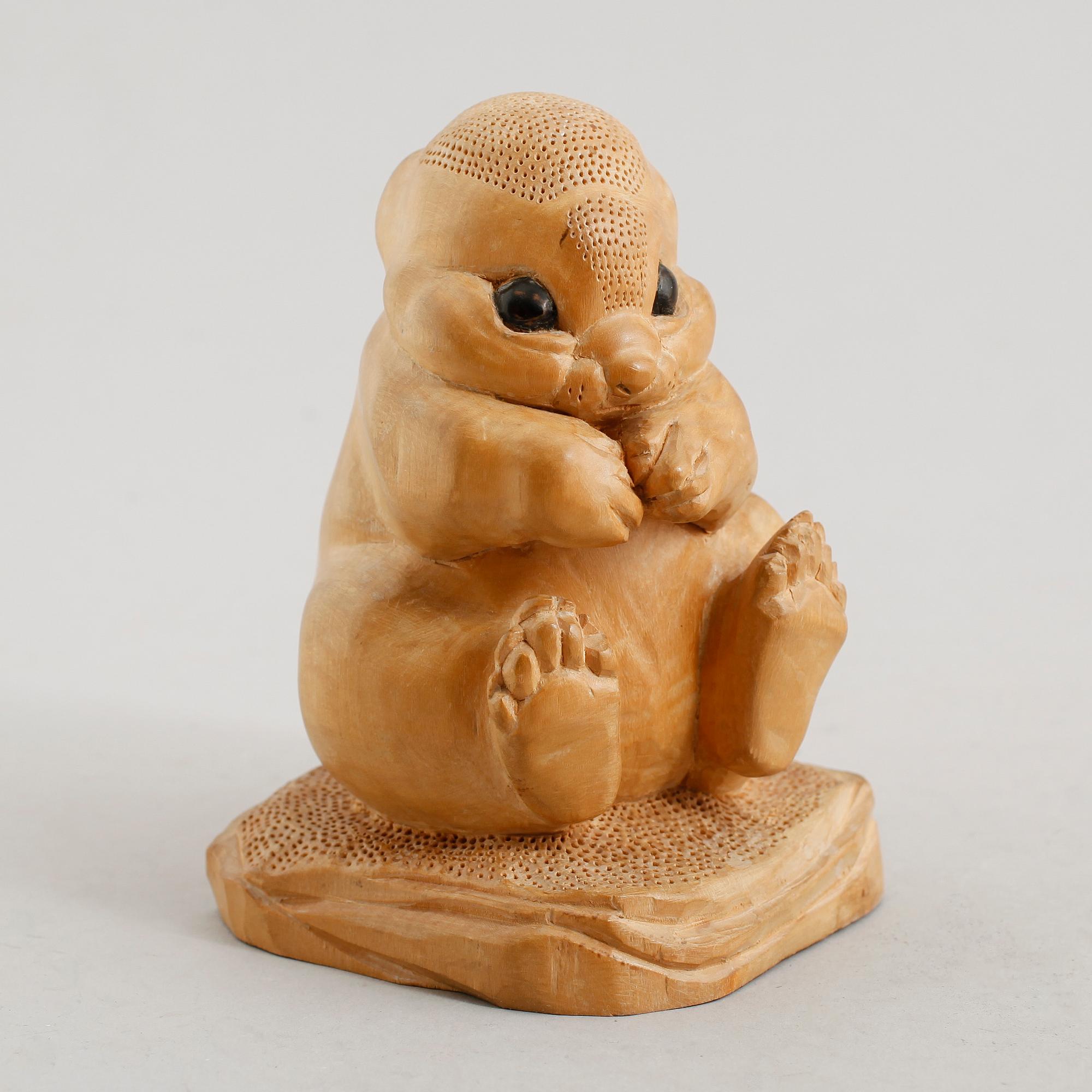 SKULPTUR, skuret trä, signerad J H Williams, 1900-talets första hälft.