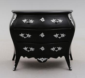 BYRÅ, rokokostil, 1900-talets andra hälft.