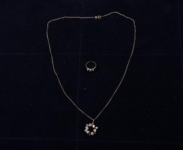 BERLOCK MED KEDJA samt RING, 18 K resp 14 K guld. Tot 9 g.