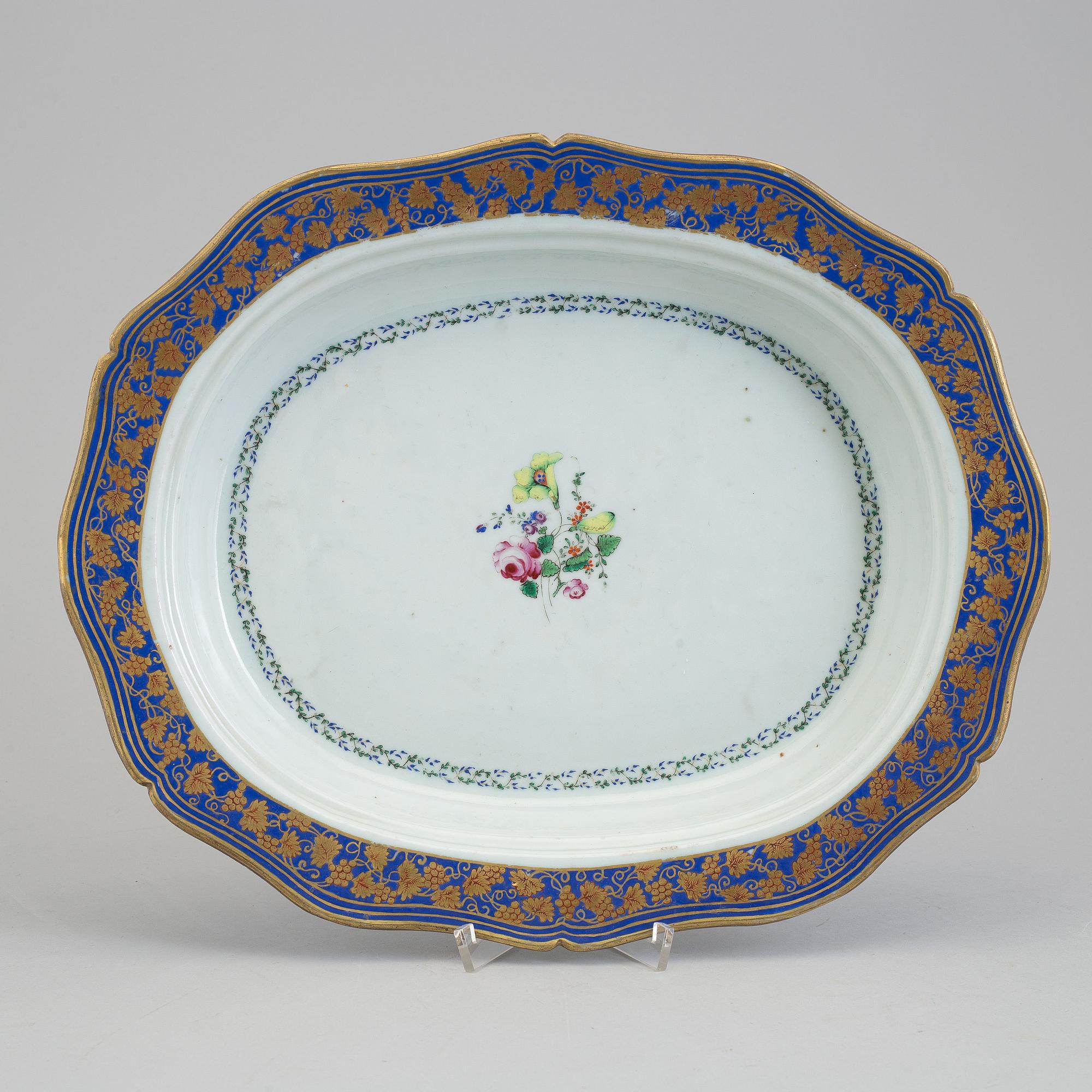 A rare and fine famille rose porcelain platter, Qing dynasty, 18th century.
