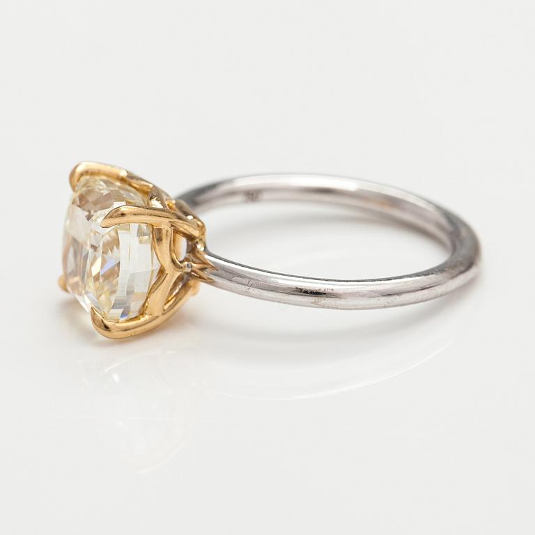 Sormus, 18K kultaa, cushionhiottu timantti n. 3.18 ct GIA-todistuksen mukaan.