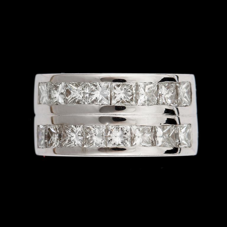 RING, 18k vitguld, prinsesslipade diamanter 3.20 ct. Total vikt 13.2 g.