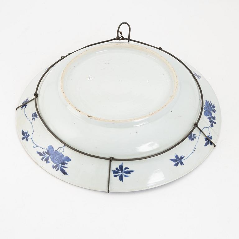 A Chinese blue and white Kangxi-style dish, 19th century.