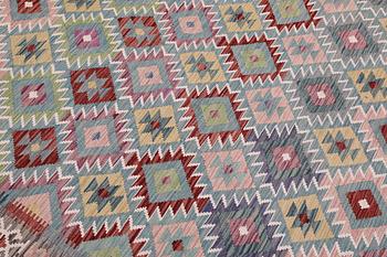 A Killim rug, approx. 295 x 204 cm.