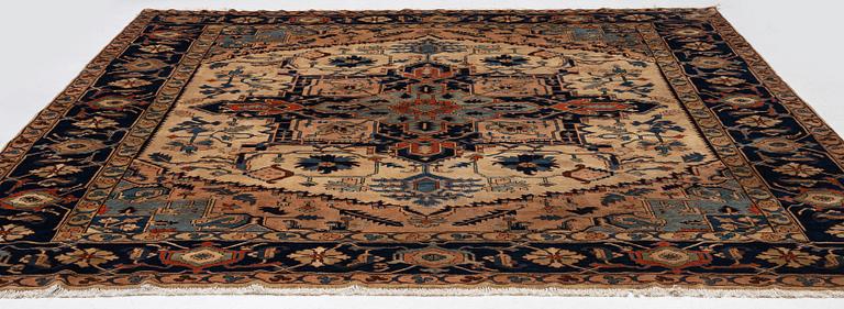 Matta Heriz, ca 365 x 350 cm.