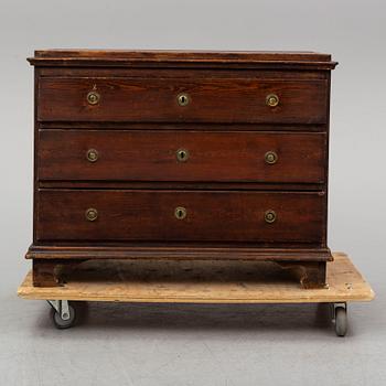 CHEST OF DRAWERS, second half of the 19th century.
