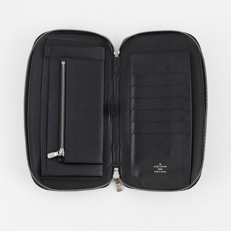 Louis Vuitton, A black taiga case.
