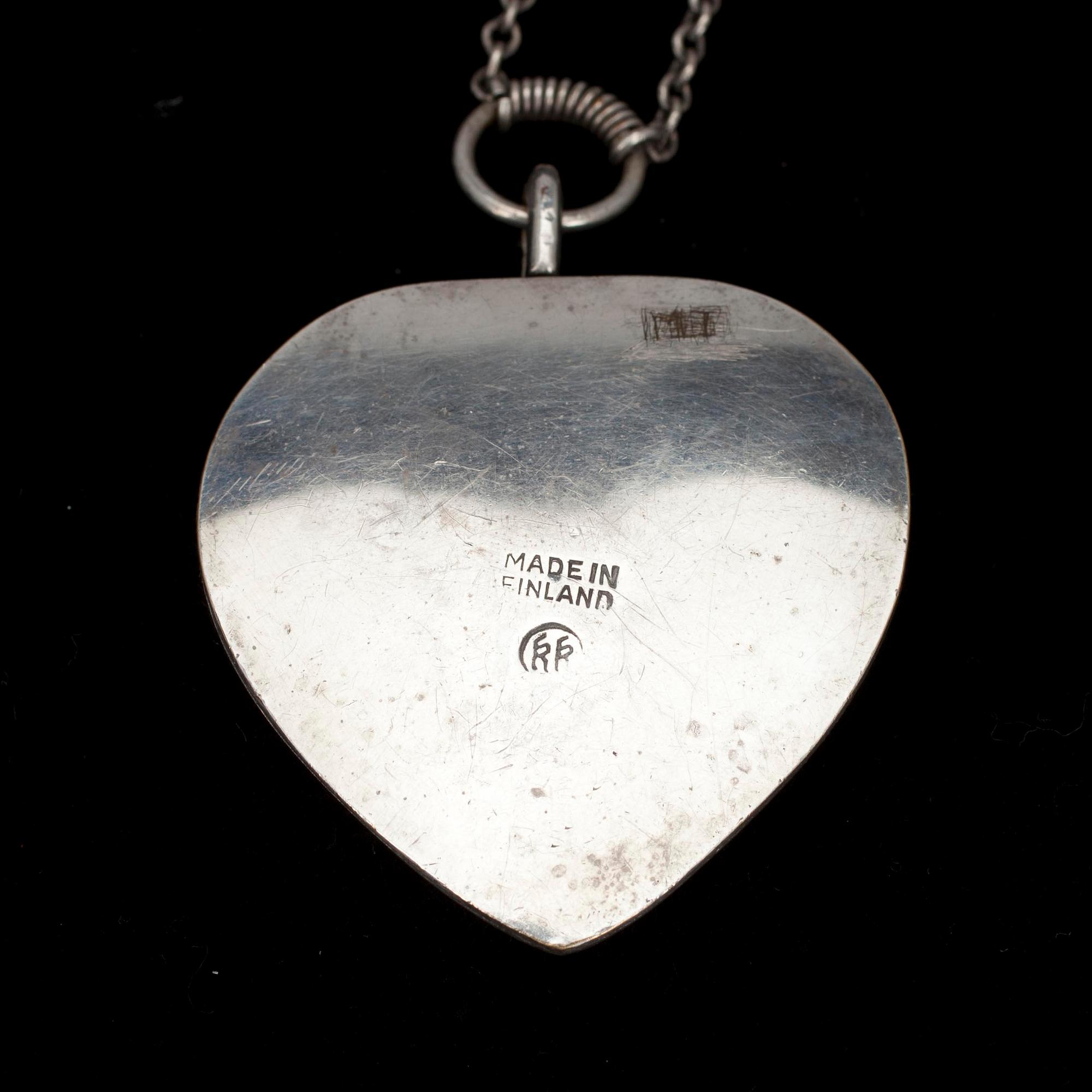 KAULAKORUJA, 2 kpl, hopeaa, Kalevala Koru. Yht. paino n. 198 g.