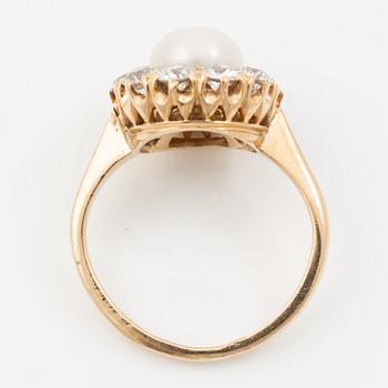 Ring, carmosémodell 18K guld med en odlad boutonpärla och gammalslipade diamanter.