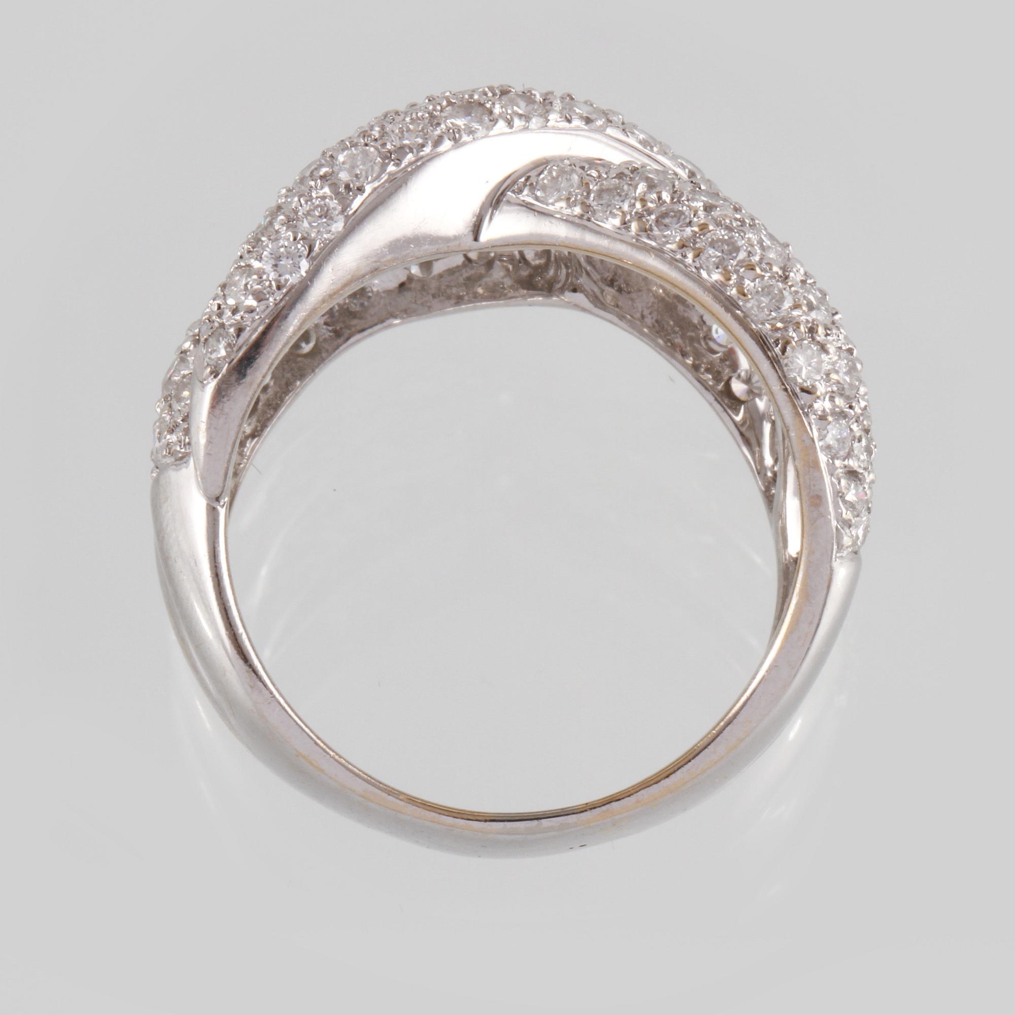 RING, 18K vitguld med briljantslipade diamanter, ca 3.00 ct. Vikt 10,9 gram.