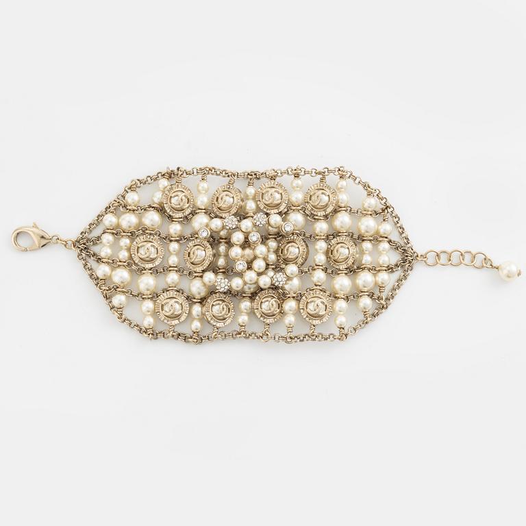 Chanel, A pearl and strass CC bracelet, 2020.